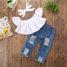 Комплект джинсовой одежды для маленьких девочек от 1 до 7 лет, белые футболки с открытыми плечами топы, рваные джинсы комплект из 2 предметов, детская одежда 2024 - купить недорого