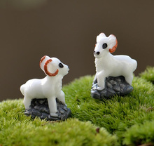Figuras de acción de cabra con roca para decoración, figuritas de resina de animales en miniatura para jardín de hadas, artesanía, TNA123, 2 unids/lote 2024 - compra barato