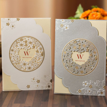 (100 unids/lote) Tarjeta de matrimonio blanca con flor en relieve de lámina dorada, impresión personalizada, invitaciones de fiesta de boda gris plateado CX518 2024 - compra barato