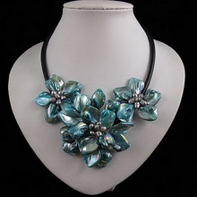 Ожерелье из кожи с цветами ручной работы, синее ожерелье из натуральной пресноводной жемчужной раковины, настоящая кожа с цветами, идеальные украшения для женщин 2024 - купить недорого