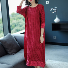 Changpleat 2018 свободное женское платье Miyak плиссированный дизайн сплошной o-образный вырез 3/4 рукав плюс размер женское ТРАПЕЦИЕВИДНОЕ ПЛАТЬЕ Высокая мода 2024 - купить недорого
