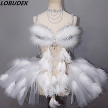 Женское прозрачное боди с белыми перьями, пикантное бикини с юбкой-пузырьком и кристаллами, одежда для ночного клуба, танцевальный костюм для DJ DS, сценический костюм 2024 - купить недорого