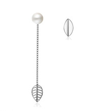 Серьги-гвоздики женские Асимметричные из серебра 925 пробы с жемчугом и листьями 2024 - купить недорого