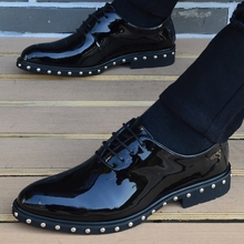 Sapatos punk vintage de bico fino com rebite, sapatos sociais masculinos para casamento, sapatos de couro patenteado elegante para escritório, primavera 2019 2024 - compre barato