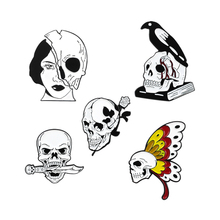 Broche gótico esqueleto de borboleta, caveira, faca de corvo, livro de caveira, mulher, rosto, esqueleto death love, broche de esmalte, joias 2024 - compre barato