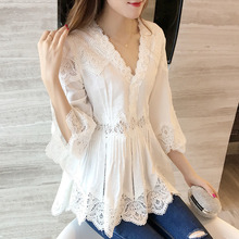 Кружевная блузка женская, белая, с рукавом 3/4 и глубоким вырезом 2024 - купить недорого