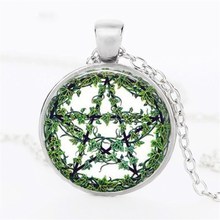 Ожерелье с подвеской из кристалла и зеленой лозы 2024 - купить недорого