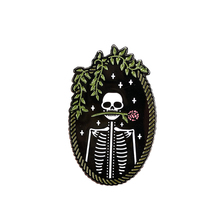 Insignia de pin esmaltado con esqueleto de flores 2024 - compra barato
