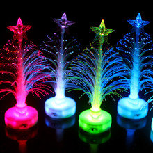 A fibra ótica colorida iluminou a mini árvore de natal com estrela superior a pilhas bm88 2024 - compre barato