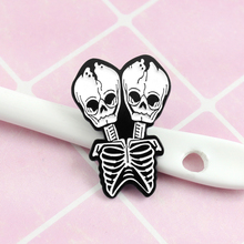 Broche de esqueleto Siamés para pareja, broche de calavera para compartir cuerpo, Pin de esmalte de muerte, bolso de mano, insignia gótica de cuero, regalos de amor para pareja de Halloween 2024 - compra barato