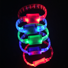 10 шт./лот 24*1,5 см led светящийся браслет мигающий свет игрушки многоцветный мягкий мигающий браслет для вечеринки бар украшения принадлежности 2024 - купить недорого