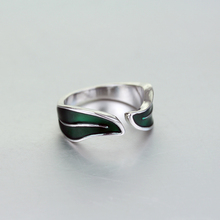 Классическое кольцо в виде листьев Феи для женщин и мужчин с зеленой эмалью, регулируемое кольцо второго класса, высокое качество, подарок для фанатов, ювелирные изделия для телевизора 2024 - купить недорого
