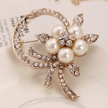 Broche con forma de flor de melocotón para mujer, broche de cristal blanco de imitación de perlas, joyería para Clips de bufandas, broches de fiesta 2024 - compra barato