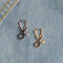 2019 juego de broche creativo de dibujos animados Doctor estetoscopio auricular esmalte Metal insignia broche Denim Collar aguja joyería regalo 2024 - compra barato