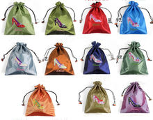 Venta al por mayor 10 Uds chino bordado Highheel patrón de seda bolsas de zapatos bolsa monedero 2024 - compra barato
