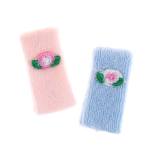 2 шт./лот 1/12 модный розовый и синий кукольный домик миниатюрные полотенца ткань для мытья кукольный домик аксессуары для ванной комнаты 2024 - купить недорого
