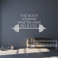 Pegatina de pared con cita motivacional para gimnasio, calcomanía de pared con frase "el cuerpo", que cumple con lo que la mente cree, decoración para sala de ejercicios, AZ336 2024 - compra barato