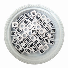 1800 unids/lote de cuentas acrílicas con estampado de letra E, abalorios cuadrados de plástico con agujero grande para pulsera, abalorios espaciadores con forma de cubo, alfabeto, 7x7MM 2024 - compra barato