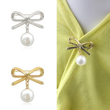 Simple and stylish bow hanging white imitation pearl Metal alloy two-color brooch Elegant personality Sweater denim accessories 2024 - buy cheap