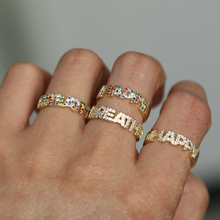 Золотые заполненные белые радужные красочные буквы с цирконом, счастливые дышащие слова, это означает Женское Обручальное кольцо на палец 2024 - купить недорого