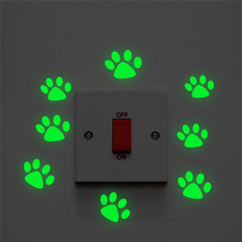 Pegatinas de vinilo con interruptor luminoso para decoración del hogar, pegatinas de pared fluorescente con diseño de huellas de perro y gato bonito para dormitorio 2024 - compra barato