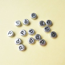 Акриловые серебряные бусины в виде букв P с принтом, 500 шт./лот, 4*7 мм, плоские круглые бусины в форме монеты для браслета, разделительные бусины алфавита 2024 - купить недорого