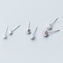 Крошечные серьги-гвоздики из стерлингового серебра 925 пробы, женские изящные квадратные маленькие серьги-гвоздики, милые мини минималистичные серьги для девочек 2024 - купить недорого