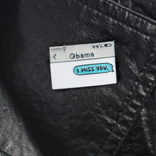 Обама, я скучаю. Эмаль на булавке на текстовое сообщение лацкан булавки броши значки на рюкзак сумка Шапки аксессуары для мужчин и женщин 2024 - купить недорого