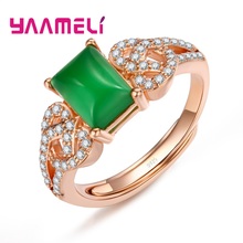 Женское кольцо из розового золота с крупным зеленым камнем и фианитом 2024 - купить недорого