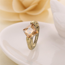 Винтажное кольцо с камнем цвета шампанского 2024 - купить недорого