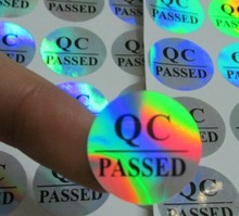 Оптовая продажа, круглые блестящие наклейки 1 см 40000 шт./лот с проверкой качества, самоклеящиеся лазерные наклейки с логотипом QC 2024 - купить недорого