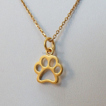 Маленькая лапа ожерелье 24k позолоченная бирка для собак и кошек недорогие пользовательские металлические бирки для собак вырезанная форма лапы 2024 - купить недорого
