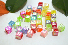 250 Assorted Colorido Transparente de Acrílico Letra Do Alfabeto Cube Pony Beads 7X7mm 2024 - compre barato
