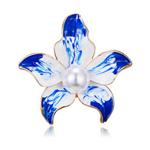 Broche de flor de orquídea para mujer, broche de esmalte blanco y azul, Color dorado, perla, planta, joyería de boda de moda, WWLB 2024 - compra barato