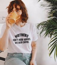 Матери не нужны советы, нам нужны кофе, футболки, подарок на дни матери, собака, мама, слоган, женская мода, гранж, эстетическая tumblr цитата, футболка 2024 - купить недорого