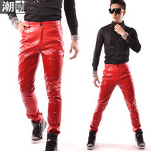 ¡Oferta! Pantalones informales de cuero con remaches rojos para hombre, ropa masculina de marca a la moda, con decoración de escenario 2024 - compra barato