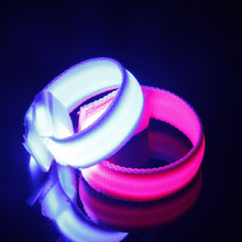 Новое поступление 10 шт./лот светодиодный браслет мигающий наручный браслет Ночная повязка на руку для танцевальной вечеринки разные цвета поставки 2024 - купить недорого