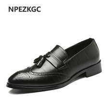 NPEZKGC/Мужская обувь; Роскошная брендовая Классическая модная официальная Свадебная обувь для мужчин; оксфорды; Zapatos Hombre; тканевая кожаная обувь 2024 - купить недорого