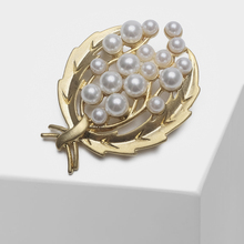 Alfiler con diseño de hojas de Amorita boutique, broche de perlas a la moda 2024 - compra barato