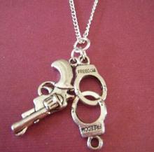 Модное ожерелье ручной работы подарок! Винтажные ожерелья-подвески с пистолетом и наручниками, ожерелье для женщин и мужчин, ювелирные изделия 2024 - купить недорого