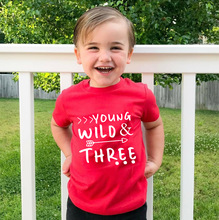 Young Wild and Three/детская футболка для малышей рубашка на 3 дня рождения Милая рубашка для девочек и мальчиков топы, модный стиль, детский праздничный подарок 2024 - купить недорого