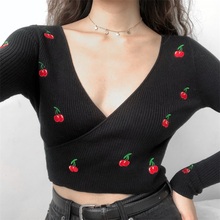 Женский укороченный вязаный пуловер с вышивкой вишни 2024 - купить недорого