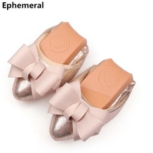 Mocasines mocassins femininos de microfibra, mocassins de seda com laço, sola macia para dança, tamanho maior 11 12 3, dourado, prata e preto, estilo romano 2024 - compre barato