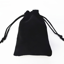 Новые модные фланелевые сумки высокого качества, подарочная упаковка, черная бархатная сумка, ювелирные сумки, шкатулка для ювелирных изделий, оптовая продажа, 7*9 2024 - купить недорого