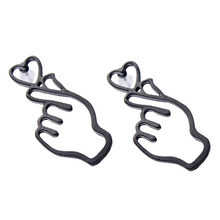 Простые очаровательные серьги-гвоздики Pinksee с забавным жестом в виде сердца полые серьги «любовь» Для женщин Персонализированные ювелирные изделия «Я тебя люблю» 2024 - купить недорого