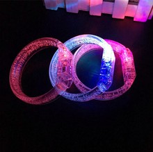 Светодиодные игрушки Акриловые светящиеся унисекс светящиеся вспышки браслет на запястье светящийся браслет для рождественской вечеринки YH1806 2024 - купить недорого
