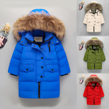 Детский плотный теплый пуховик для мальчиков и девочек, куртка с воротником и капюшоном из натурального меха енота, верхняя одежда 2024 - купить недорого