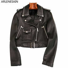 Женская мотоциклетная куртка Arlenesain, кожаная короткая приталенная куртка с заклепками на заказ 2024 - купить недорого