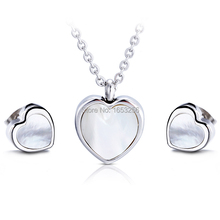 Nuevo diseño de concha de acero inoxidable amor corazón tachuelas pendiente + conjunto de colgante de collar señoras Día de las mujeres regalo de vacaciones 2024 - compra barato