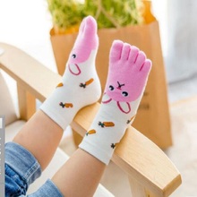 Детские носки на новый год 2018, хлопковые носки в полоску с мультяшным рисунком для мальчиков и девочек, дешевые носки с пальцами, детские носки с пятью пальцами и лисицей, оригинальные 2024 - купить недорого